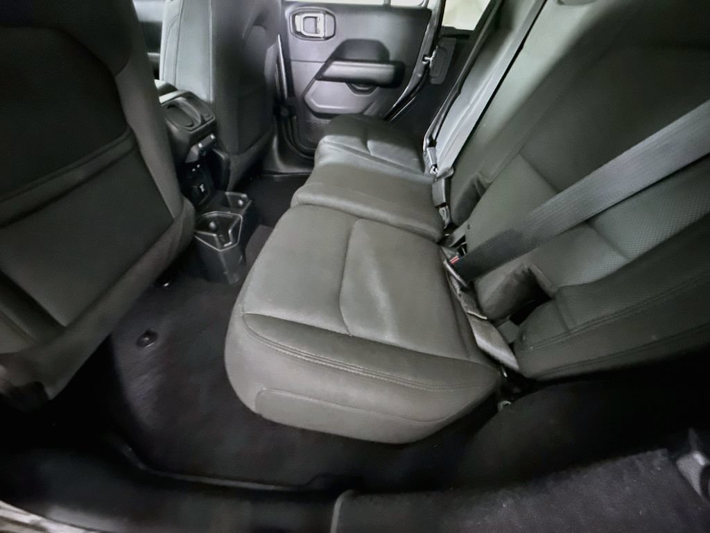 Used 2018 Jeep Wrangler Unlimited Sahara AWD/4WD image 27