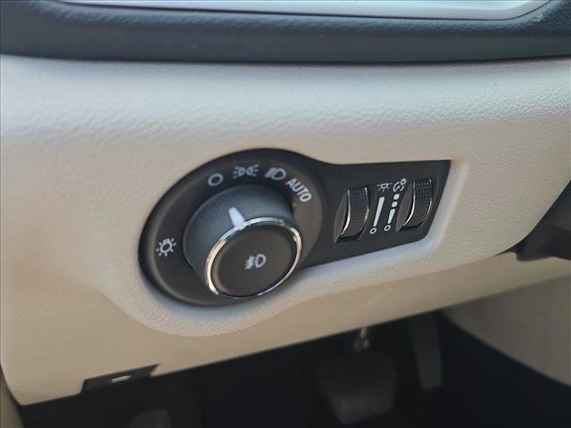 Used 2024 Chrysler Pacifica Touring-L FWD image 9