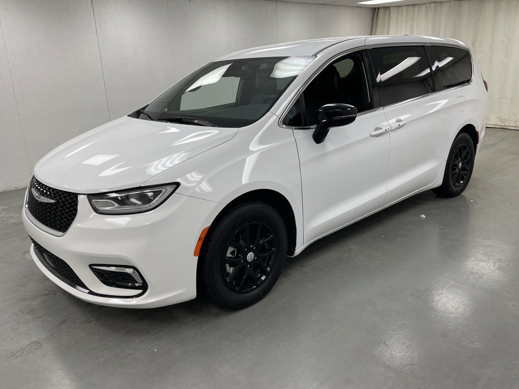 Used 2025 Chrysler Pacifica Select