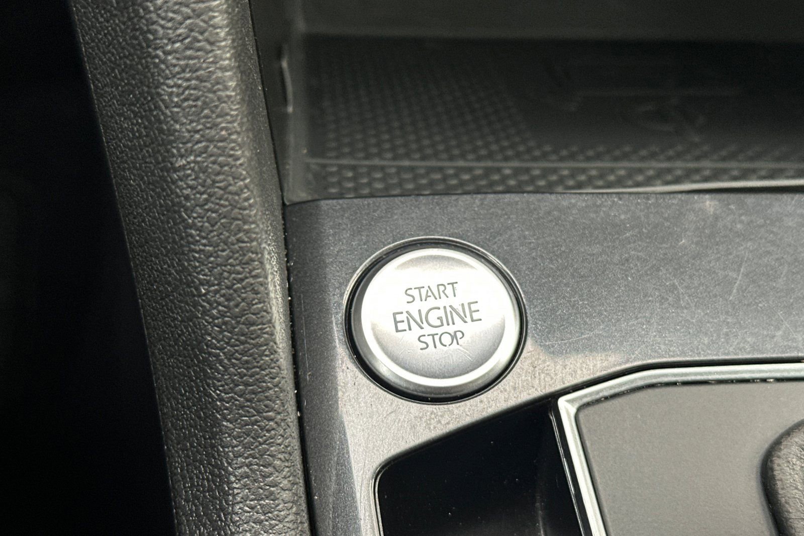 Used 2021 Volkswagen Tiguan SE w/ Panoramic Sunroof Package image 23