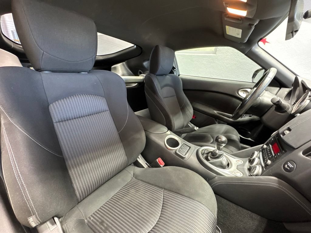 Used 2016 Nissan 370Z Coupe RWD image 19