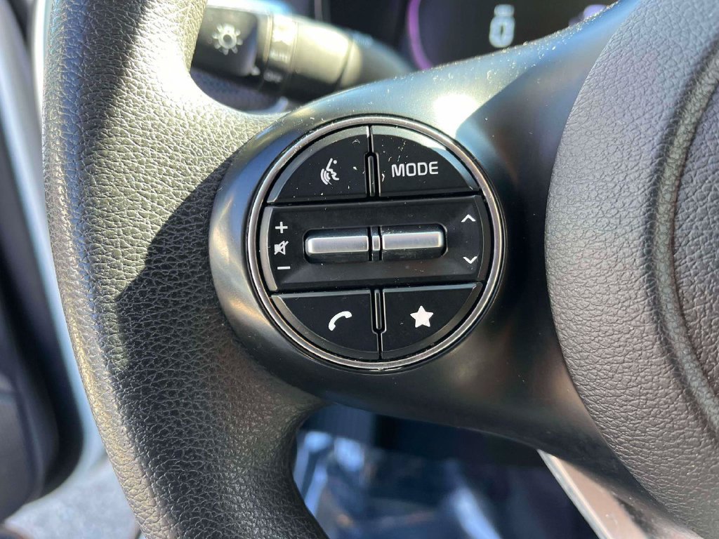 Used 2023 Kia Soul LX w/ LX Technology Package FWD image 17