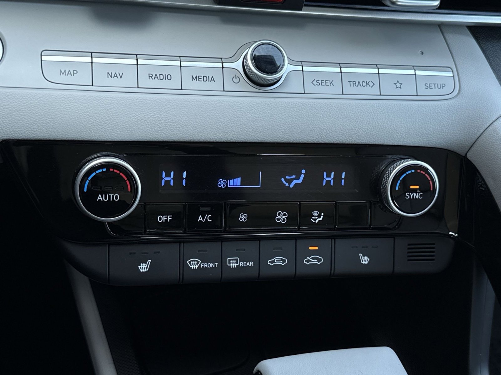 Certified 2024 Hyundai Elantra Limited image 20