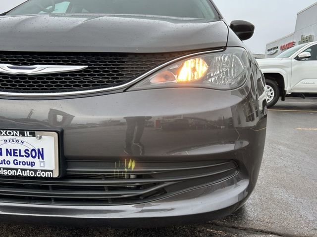 Used 2017 Chrysler Pacifica LX image 3