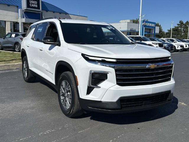 Certified 2025 Chevrolet Traverse LT FWD image 2