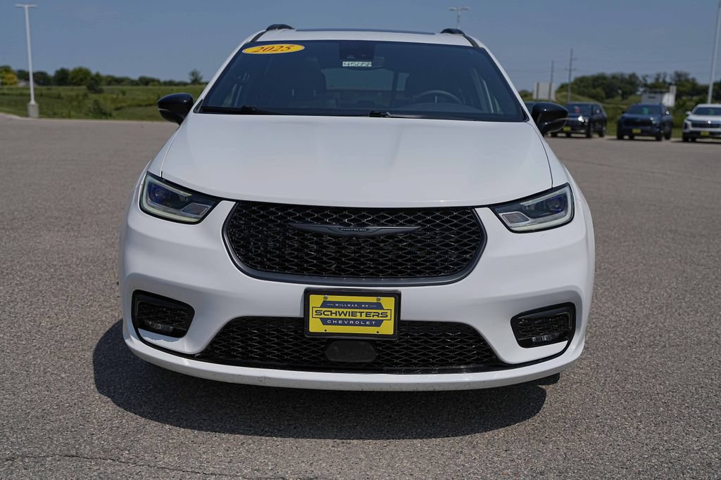 Used 2025 Chrysler Pacifica Limited FWD image 2