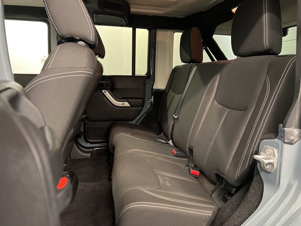 Used 2015 Jeep Wrangler Unlimited Sahara w/ Connectivity Group AWD/4WD image 25