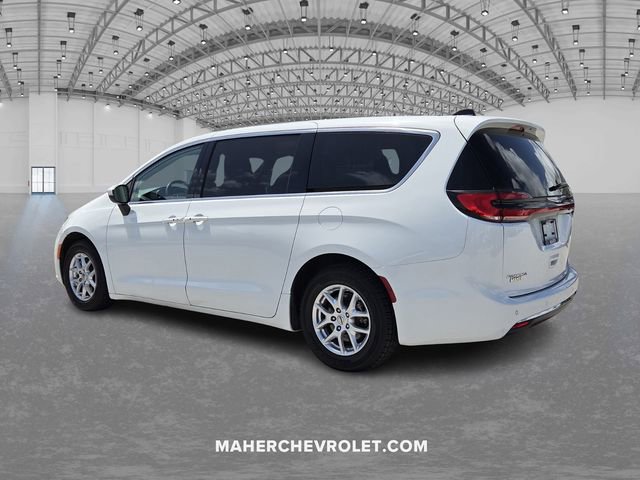Used 2023 Chrysler Pacifica Touring-L image 5