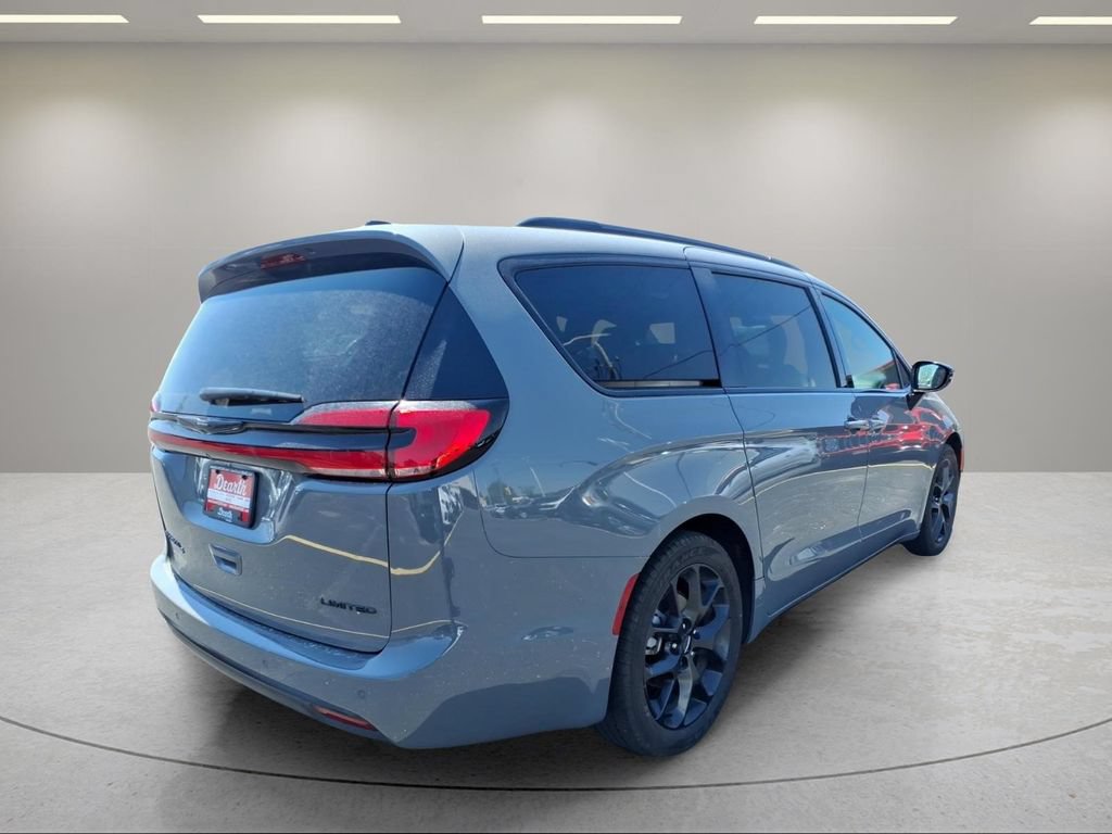 Used 2025 Chrysler Pacifica Limited FWD image 3