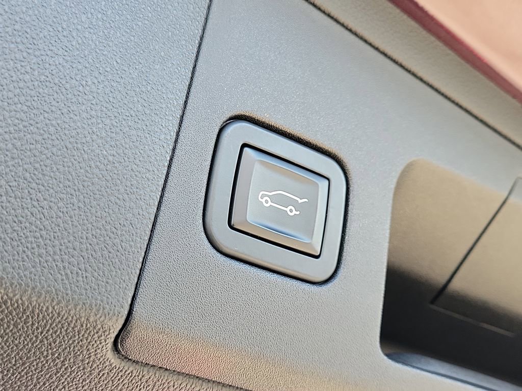 Used 2017 Cadillac XT5 Platinum w/ Driver Assist Package image 10