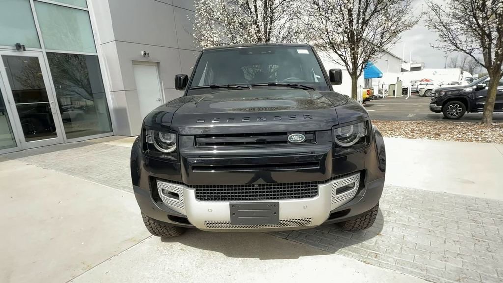 Used 2025 Land Rover Defender 110 S image 3