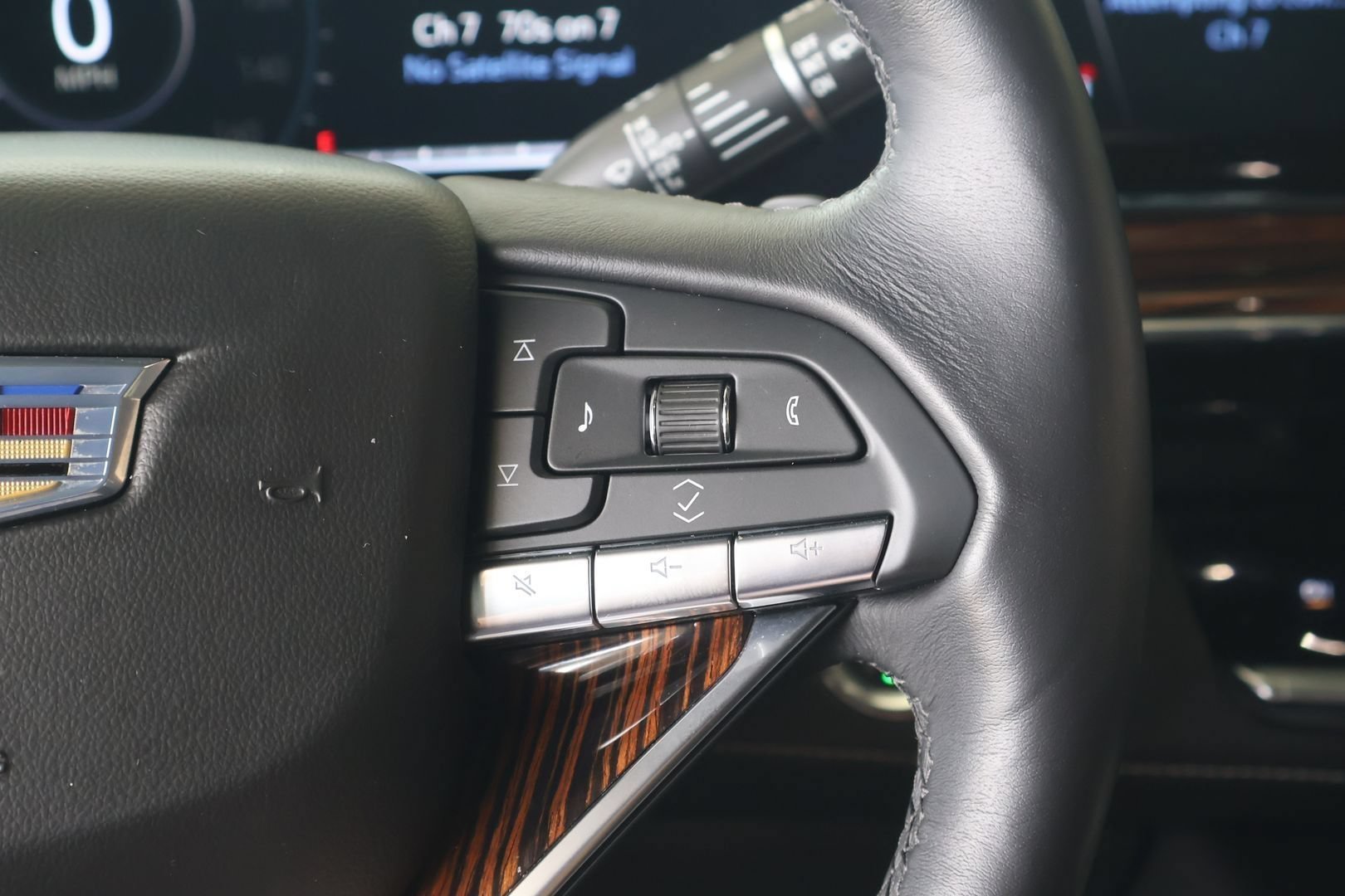Used 2021 Cadillac Escalade Premium Luxury RWD image 21