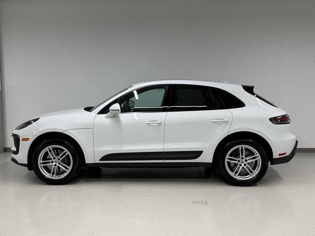 Certified 2025 Porsche Macan AWD/4WD image 2