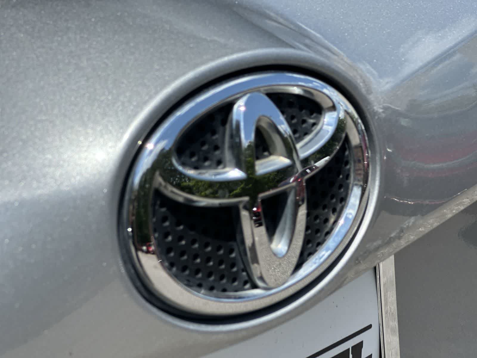 Used 2018 Toyota RAV4 XLE w/ Plus Extra Value Package FWD image 10
