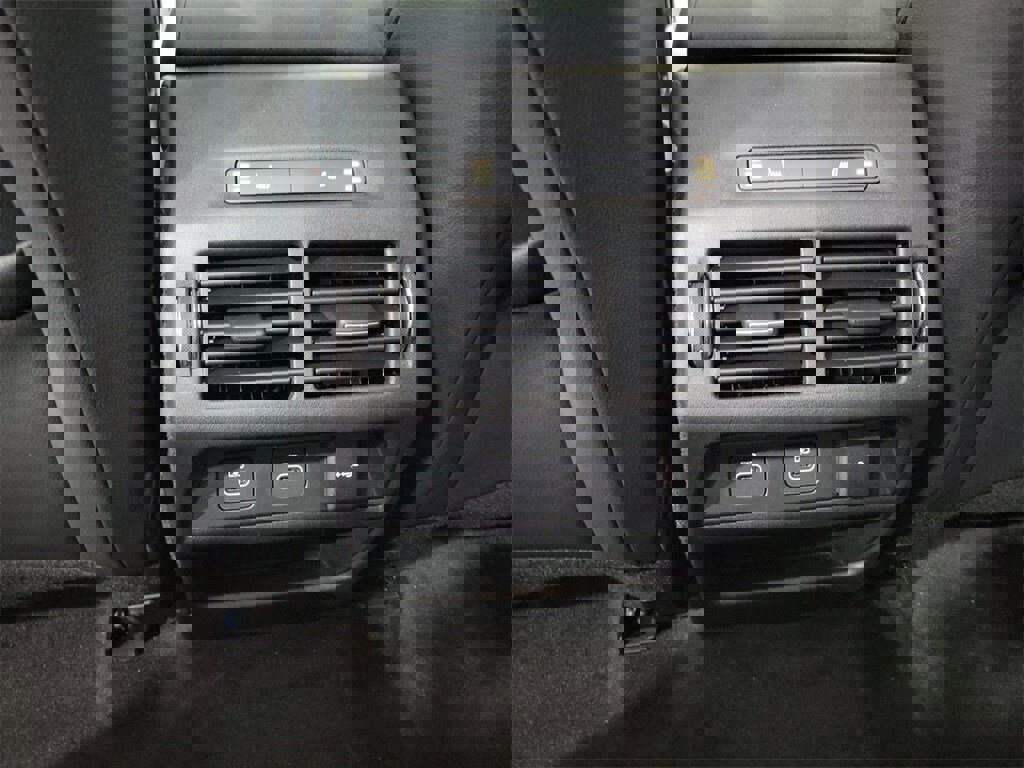 New 2024 Land Rover Discovery Sport Dynamic SE image 23