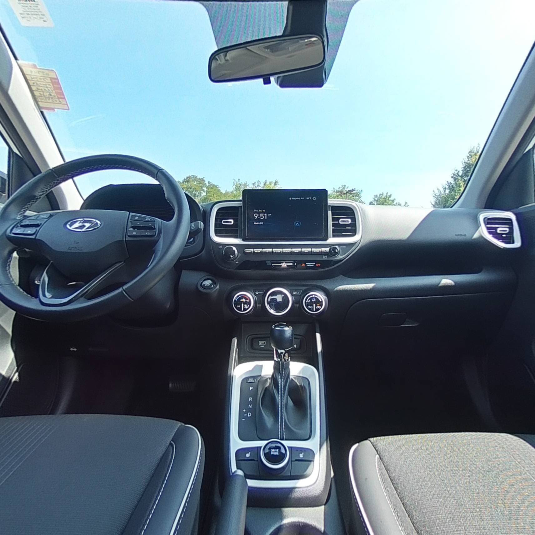 Certified 2024 Hyundai Venue Limited FWD image 30