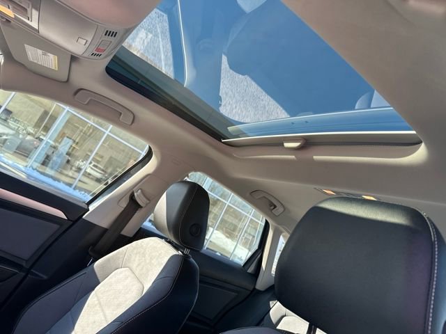 Certified 2025 Volkswagen Jetta SE w/ Sunroof Package image 30
