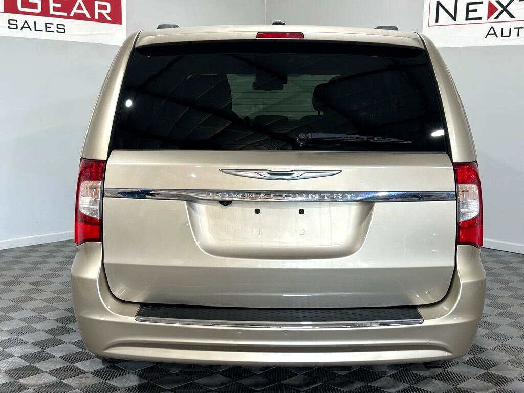 Used 2014 Chrysler Town & Country Touring image 8