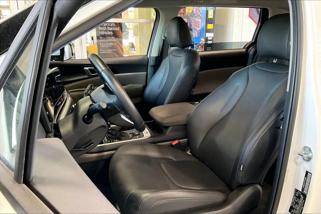 Used 2026 Kia Carnival FWD image 3