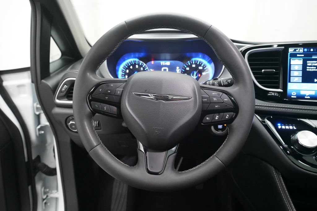 Used 2025 Chrysler Pacifica Limited FWD image 4