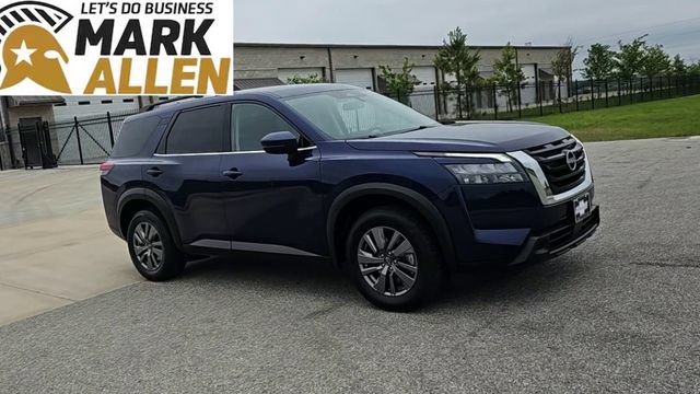 Used 2025 Nissan Pathfinder SV FWD image 2