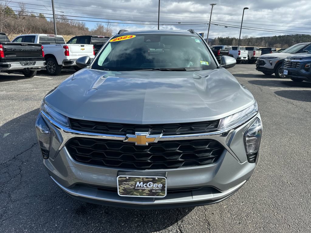 Used 2024 Chevrolet Trax LT w/ Driver Confidence Package image 8