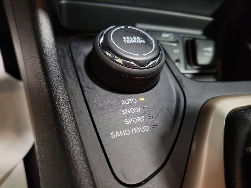 Used 2018 Jeep Cherokee Limited AWD/4WD image 20