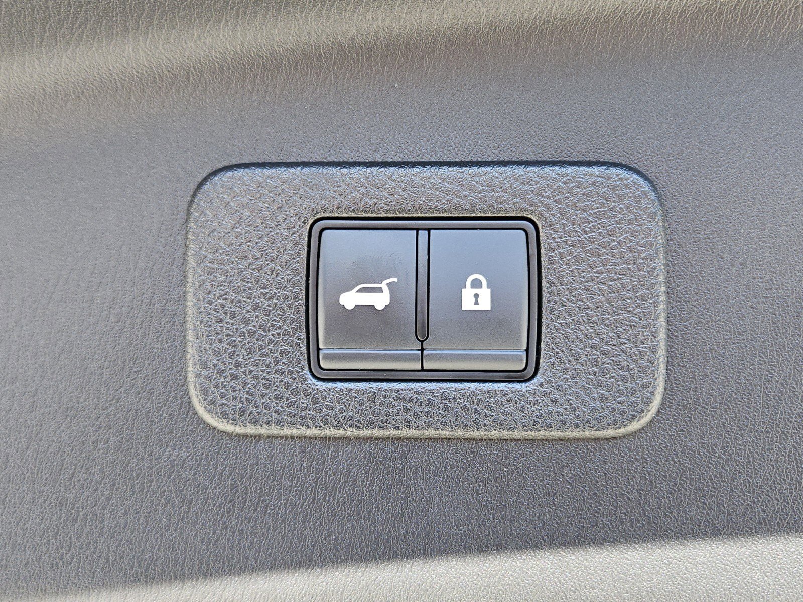 Used 2022 Nissan Armada SL w/ Captain's Chairs Package image 32