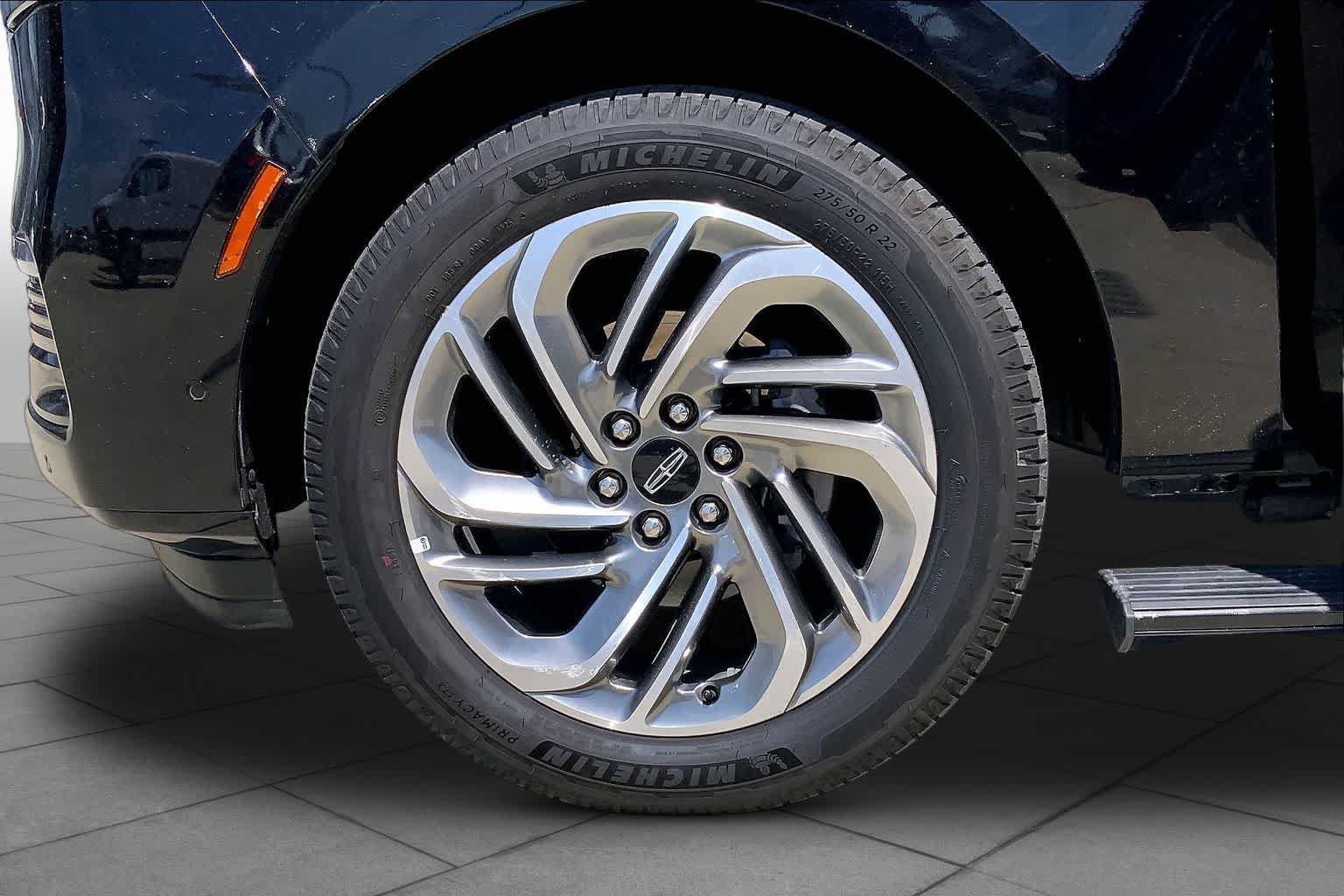 Used 2025 Lincoln Navigator Reserve AWD/4WD image 10