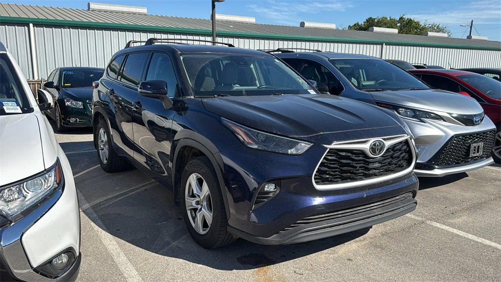 Certified 2022 Toyota Highlander LE image 3