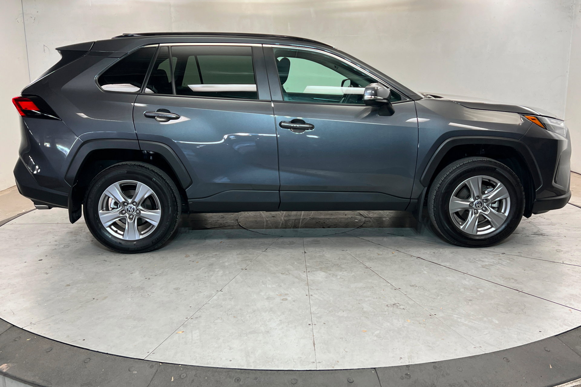 Used 2024 Toyota RAV4 XLE AWD/4WD image 7