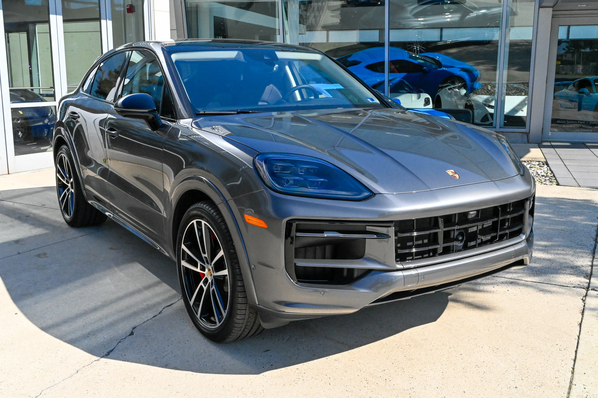 Used 2025 Porsche Cayenne S AWD/4WD image 3