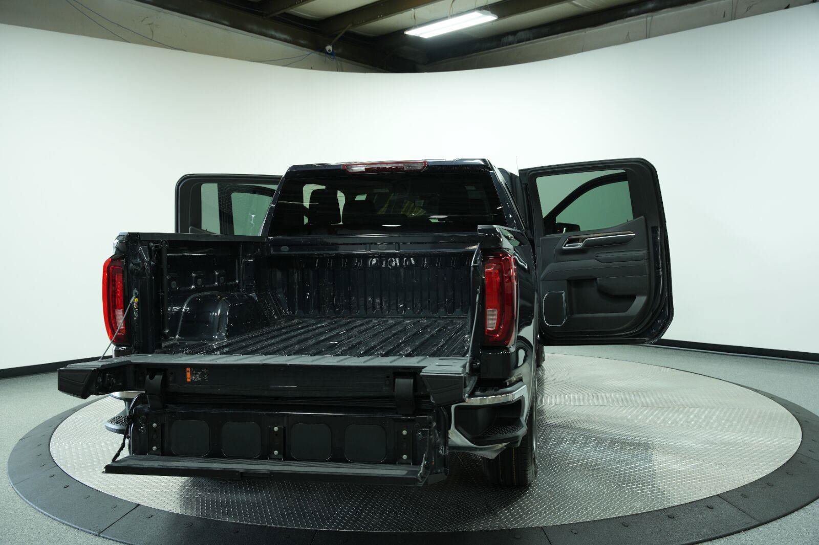 Used 2025 GMC Sierra 1500 SLT AWD/4WD image 14
