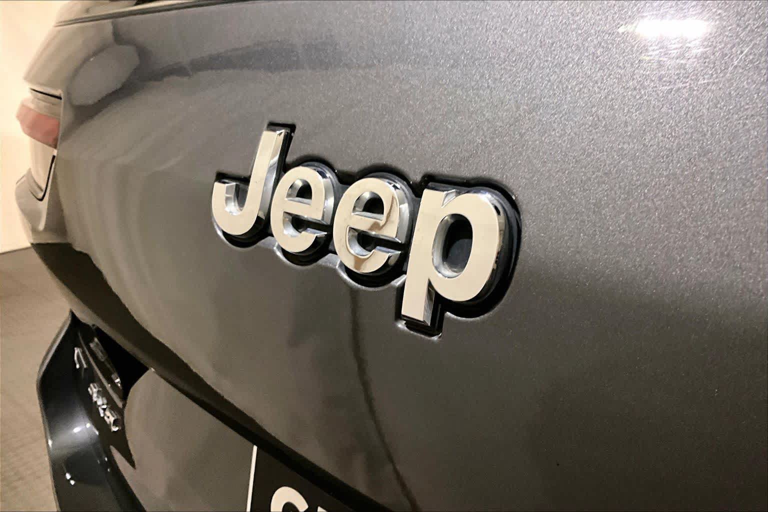 Used 2022 Jeep Grand Cherokee L Limited AWD/4WD image 32