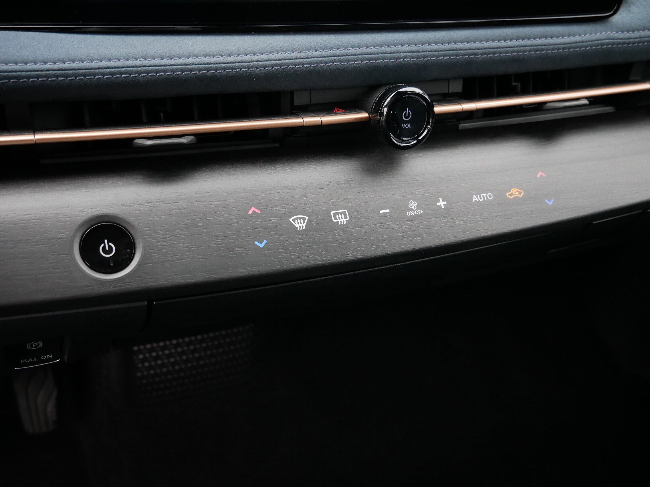 Used 2024 Nissan Ariya PLATINUM+ image 23