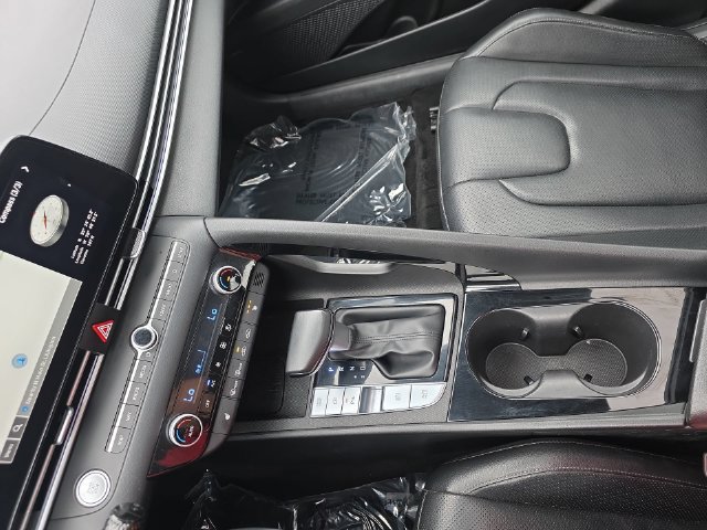 Used 2024 Hyundai Elantra Limited FWD image 25