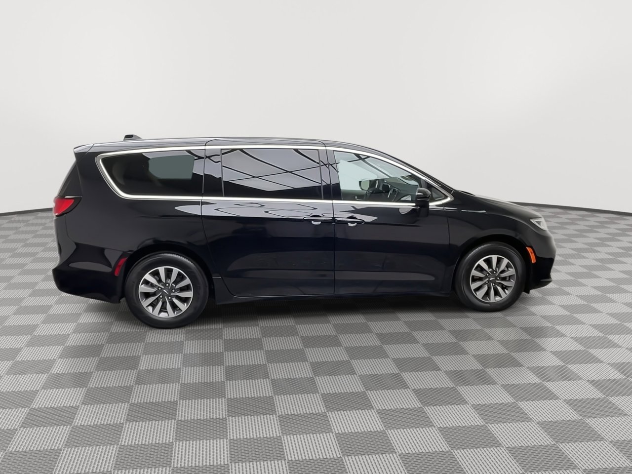 Used 2023 Chrysler Pacifica Touring-L image 39