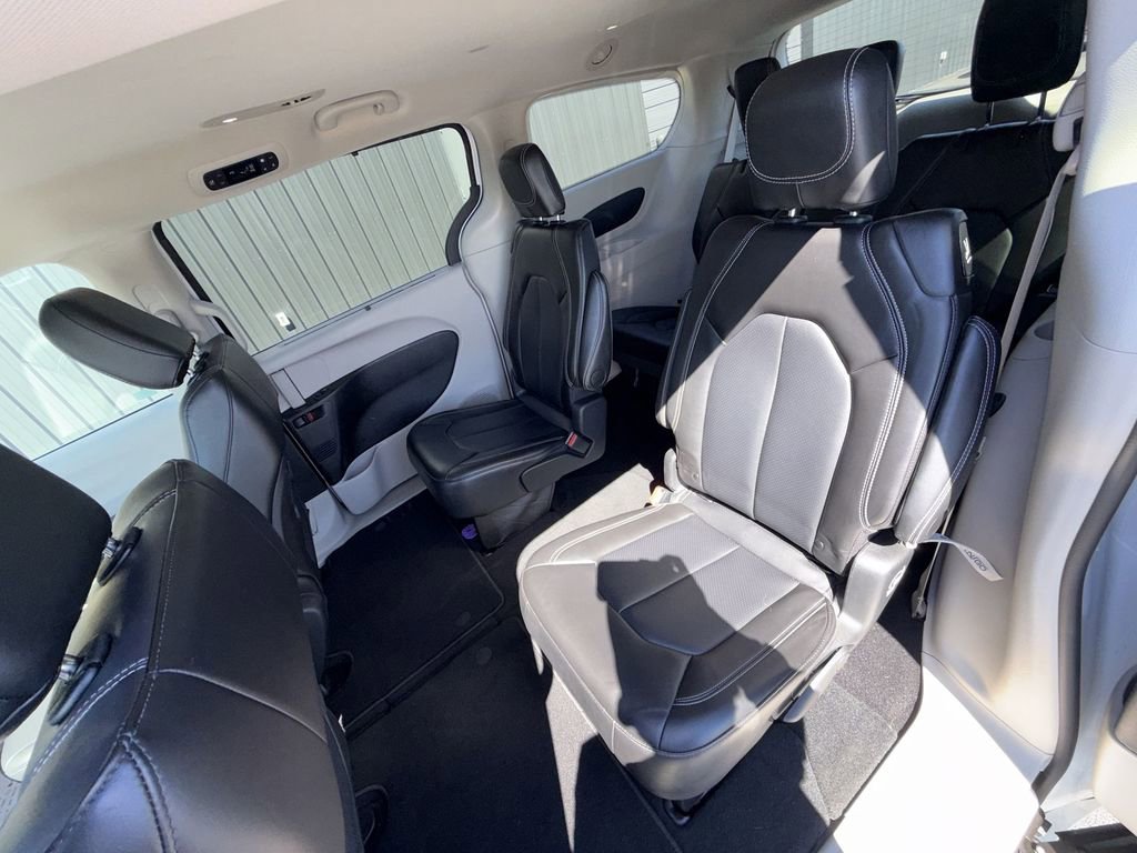Used 2024 Chrysler Pacifica Touring-L FWD image 22