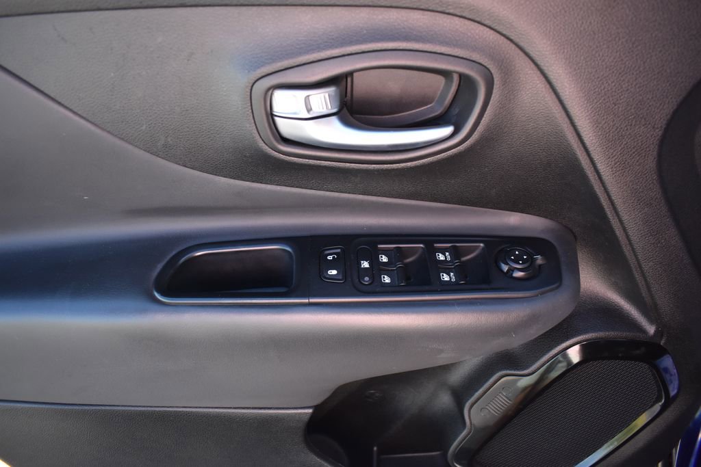 Used 2018 Jeep Renegade Altitude FWD image 11