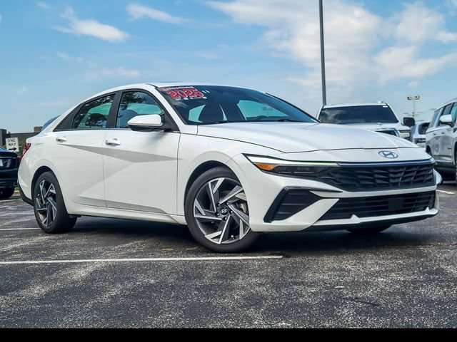Used 2025 Hyundai Elantra SEL FWD image 2