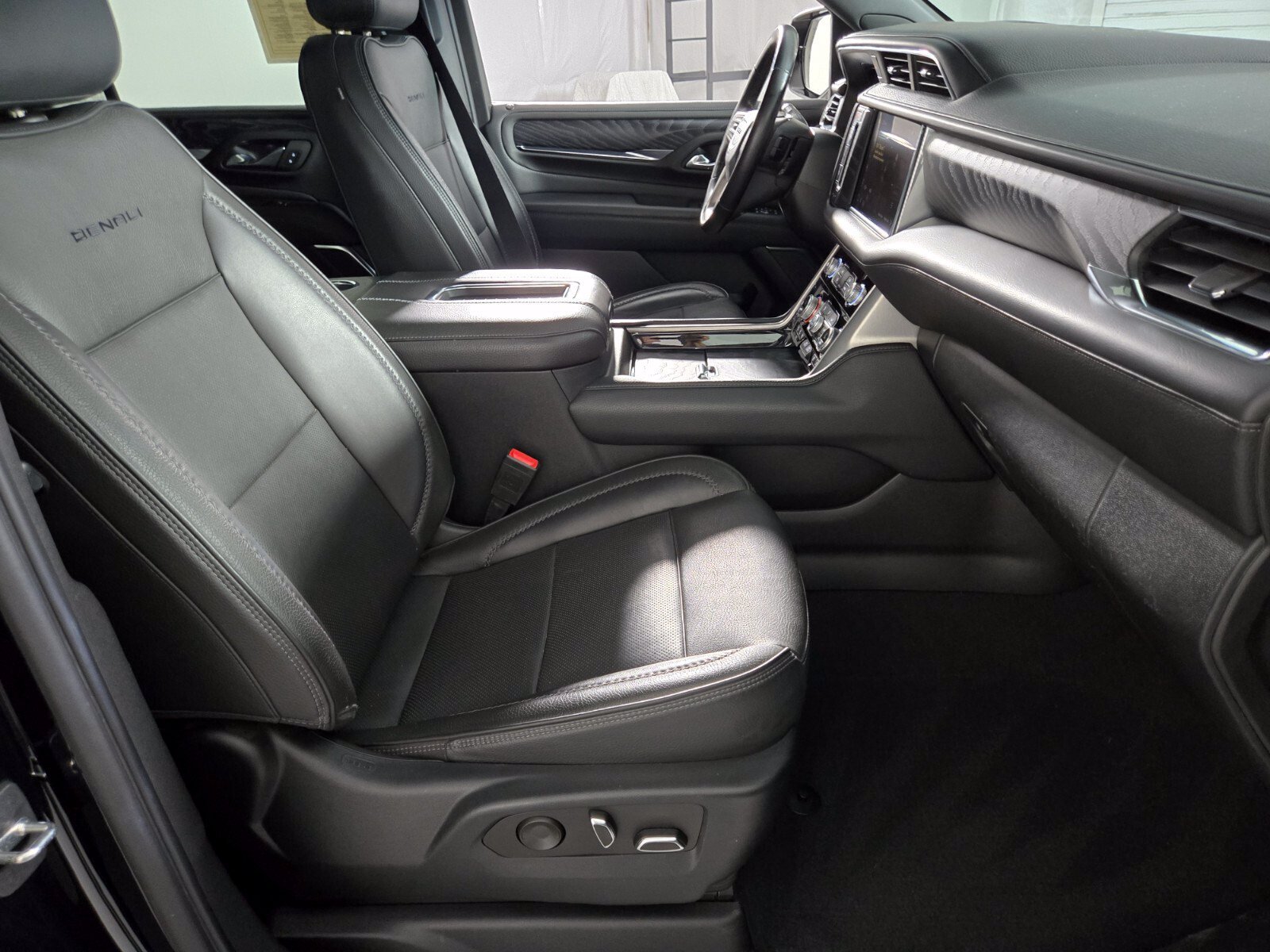 Used 2023 GMC Yukon Denali AWD/4WD image 19