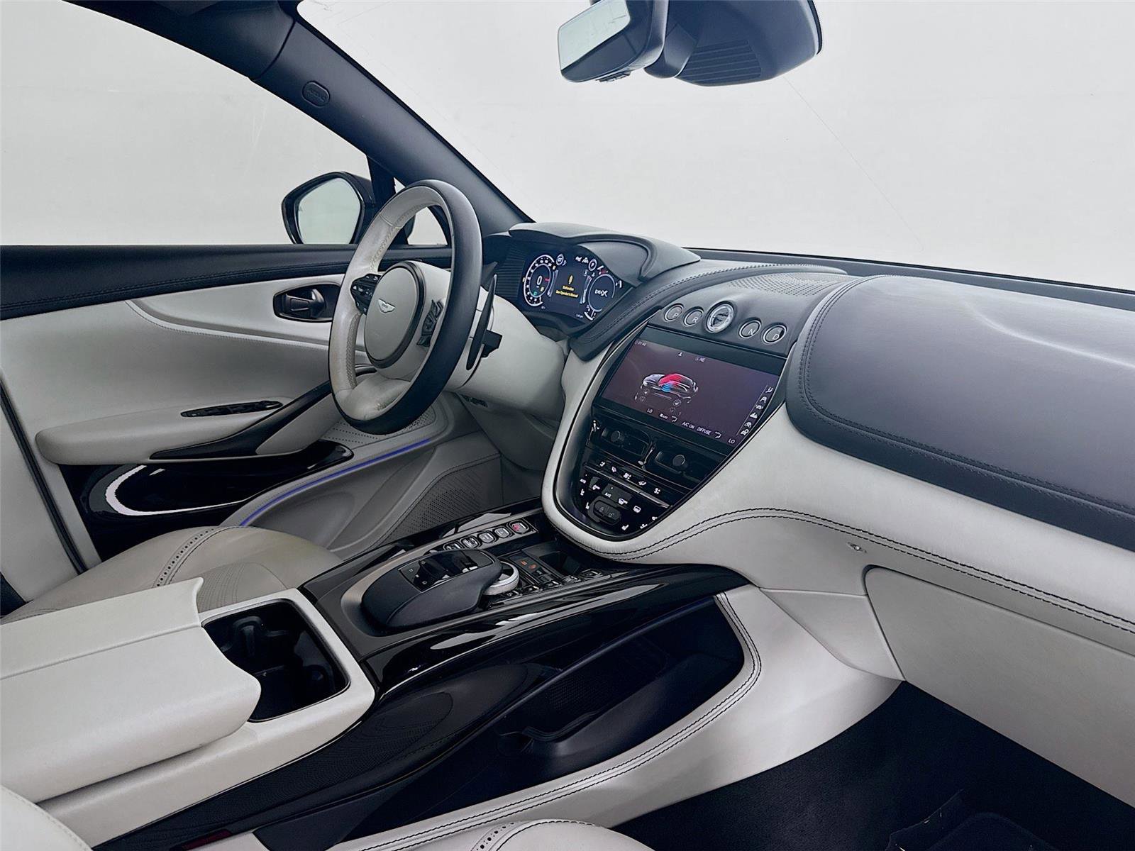 Used 2022 Aston Martin DBX image 32