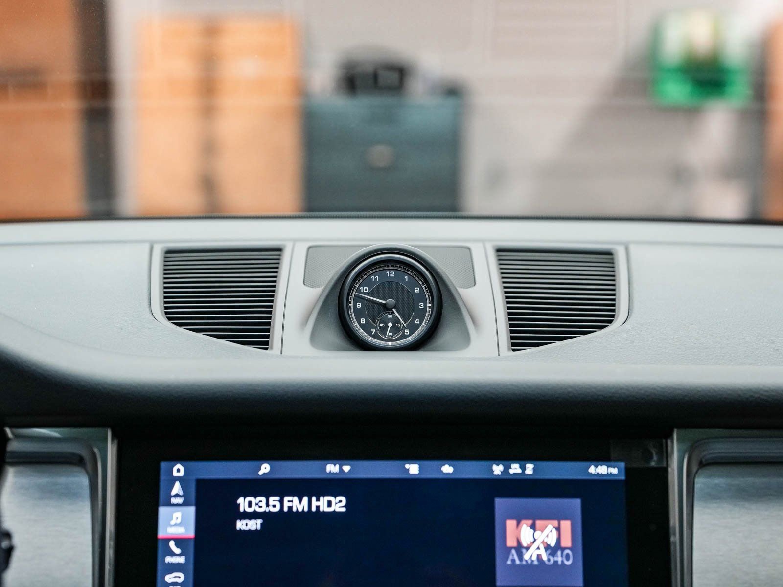 Certified 2025 Porsche Macan image 18