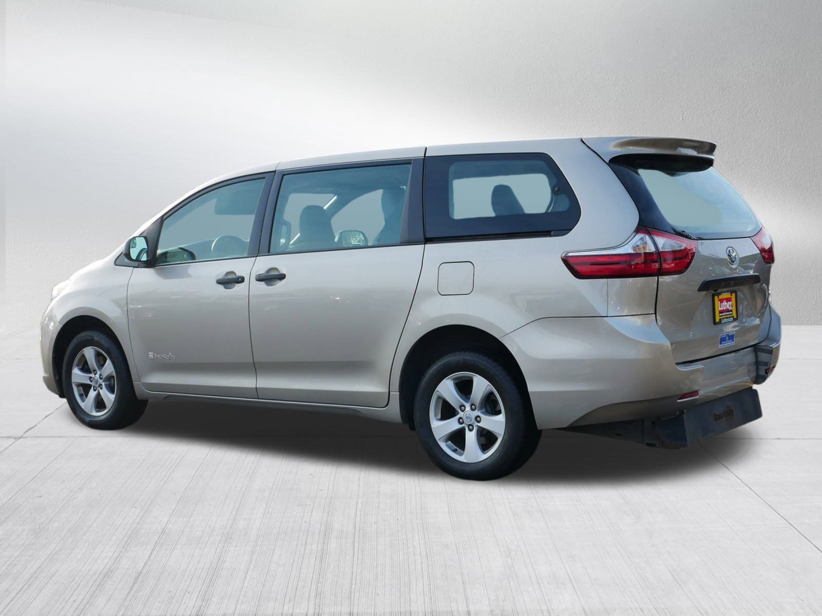 Used 2015 Toyota Sienna L image 5