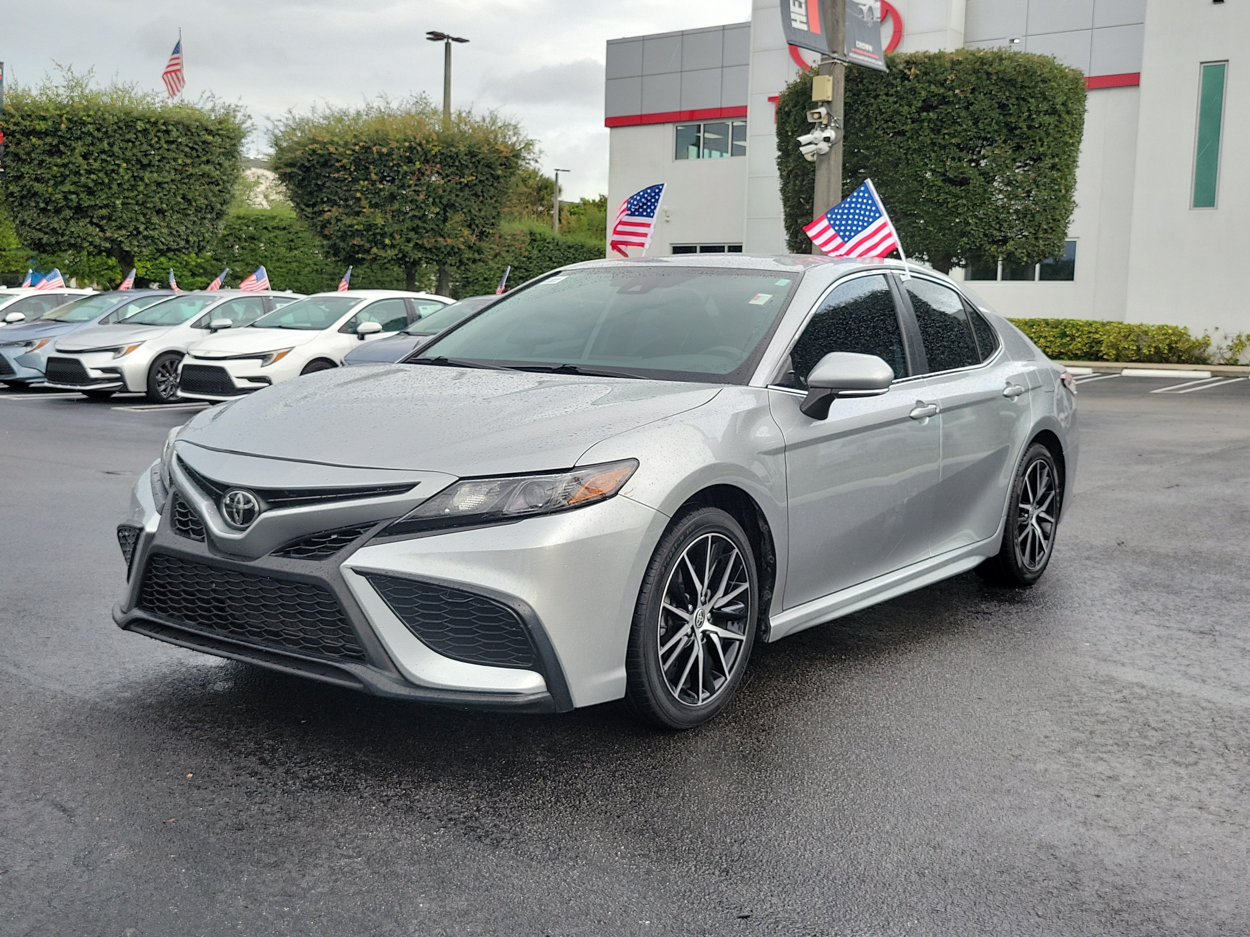 Used 2022 Toyota Camry SE FWD image 6