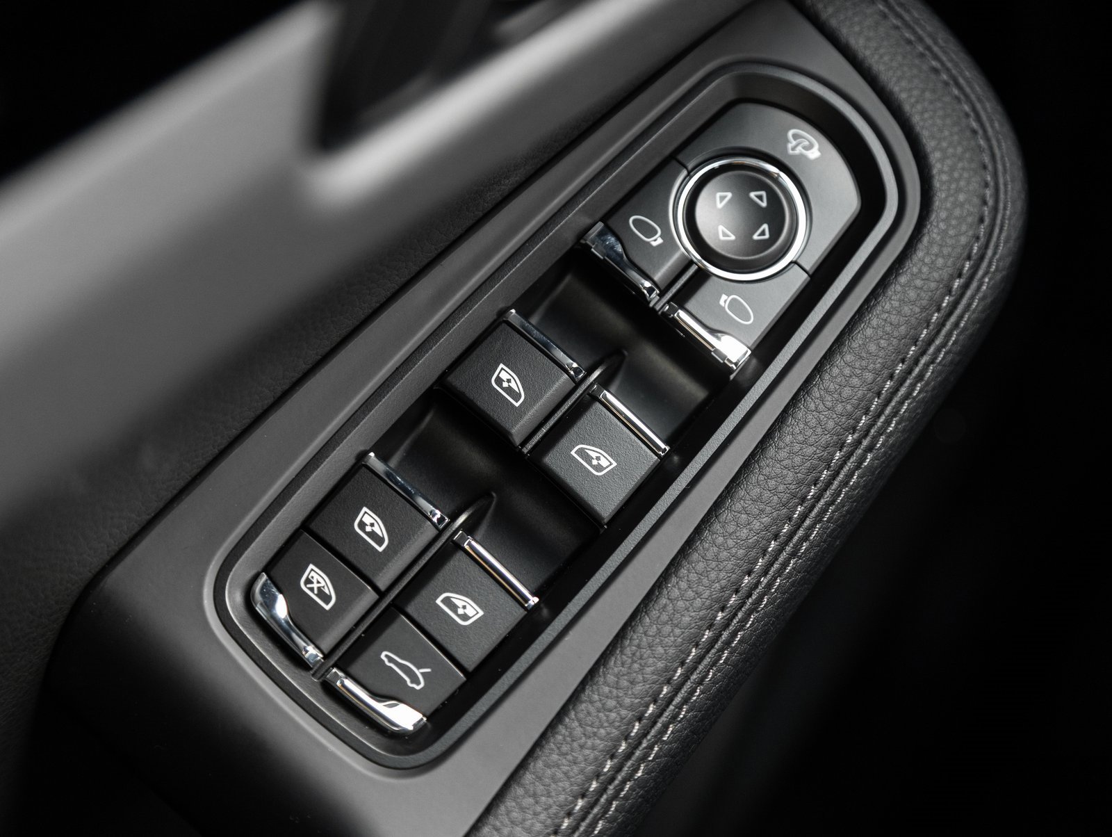 Used 2025 Porsche Macan image 19