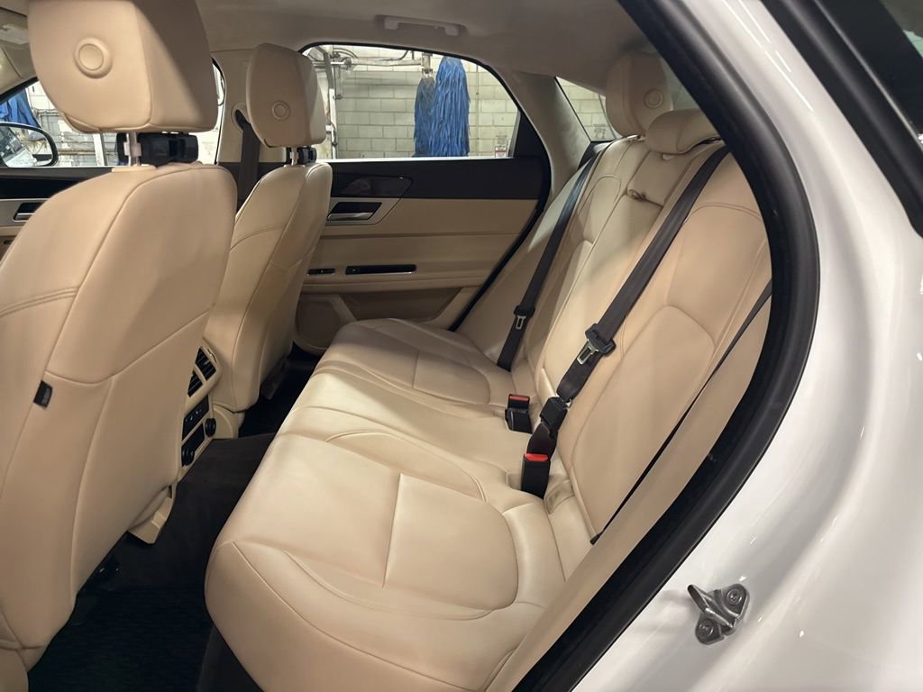 Used 2020 Jaguar XF Premium image 24