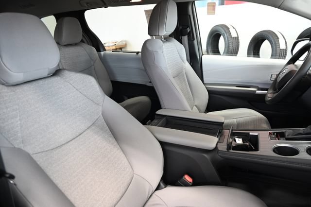 Used 2025 Toyota Sienna LE AWD/4WD image 8