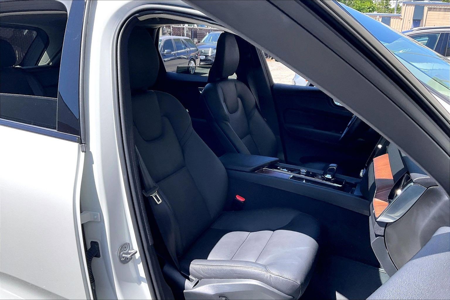 Used 2024 Volvo XC60 B5 Plus w/ Protection Package Premier AWD/4WD image 6