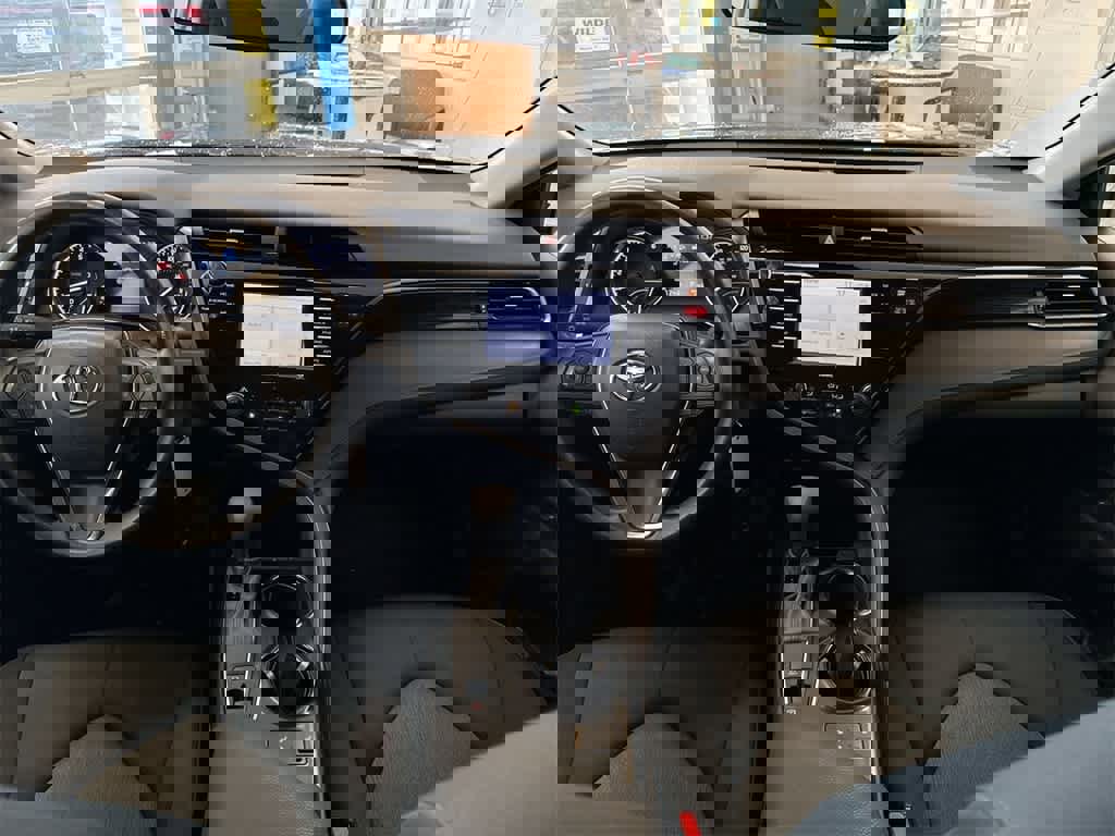 Used 2020 Toyota Camry LE image 15